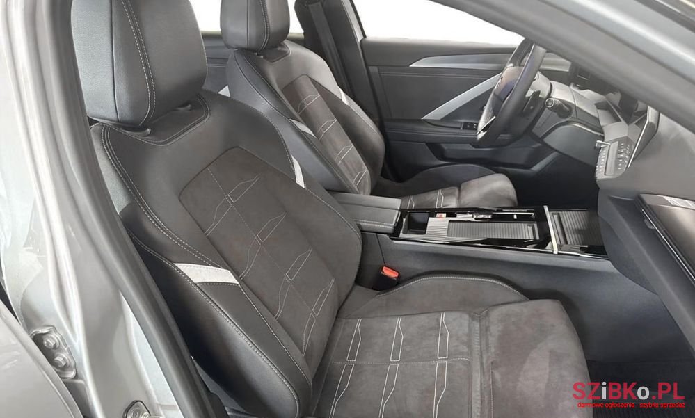 2023' Opel Astra photo #2