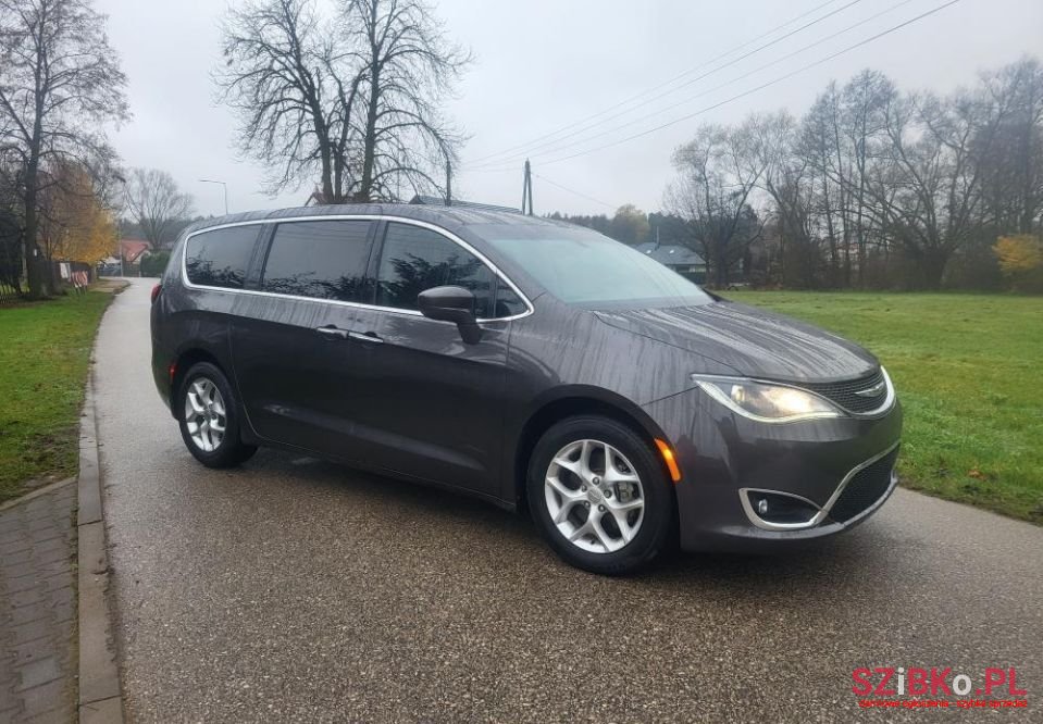 2018' Chrysler Pacifica photo #3