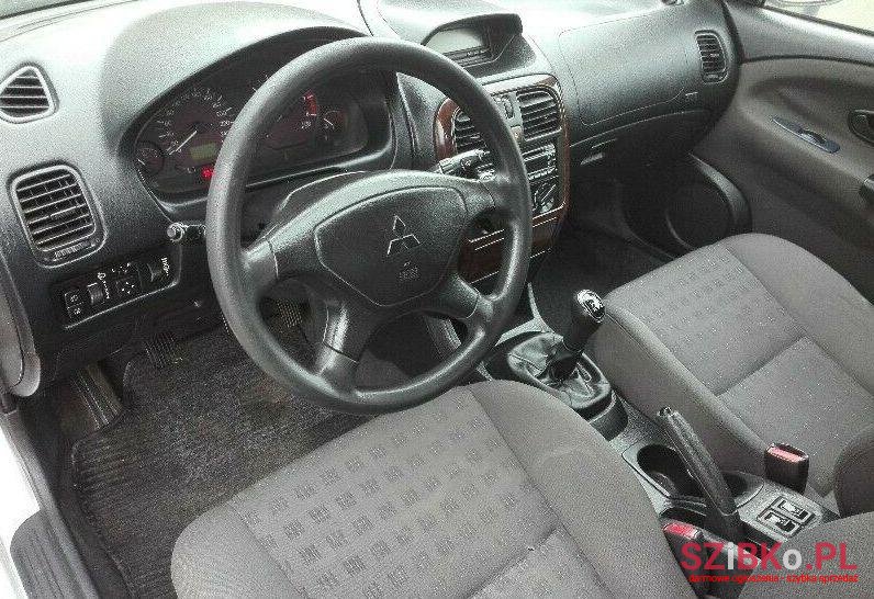 2001' Mitsubishi Carisma photo #2