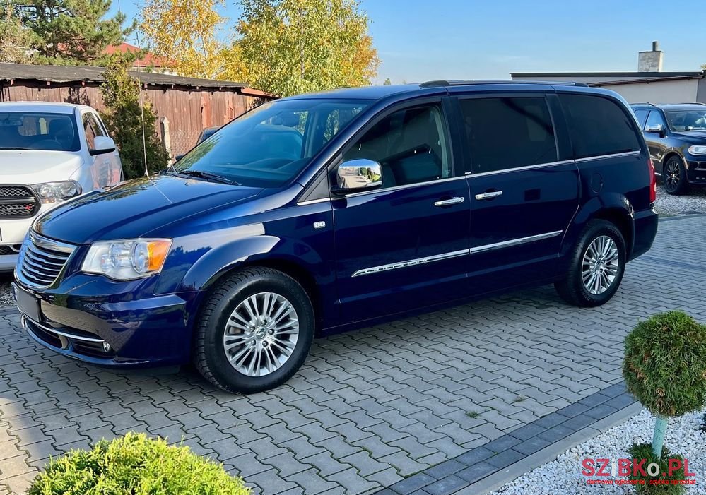 2014' Chrysler Town & Country 3.6 Limited photo #3
