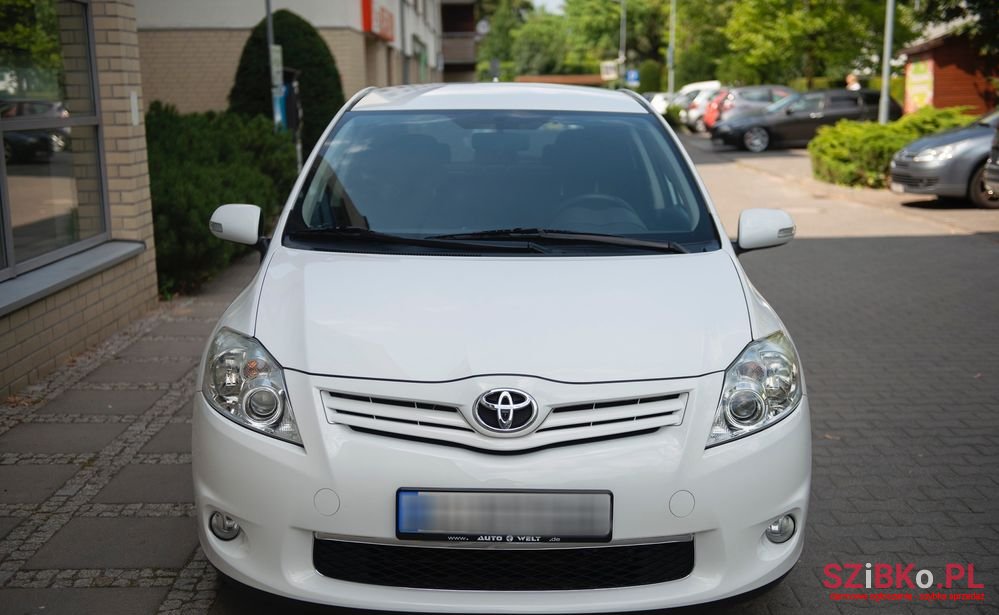 2011' Toyota Auris photo #2