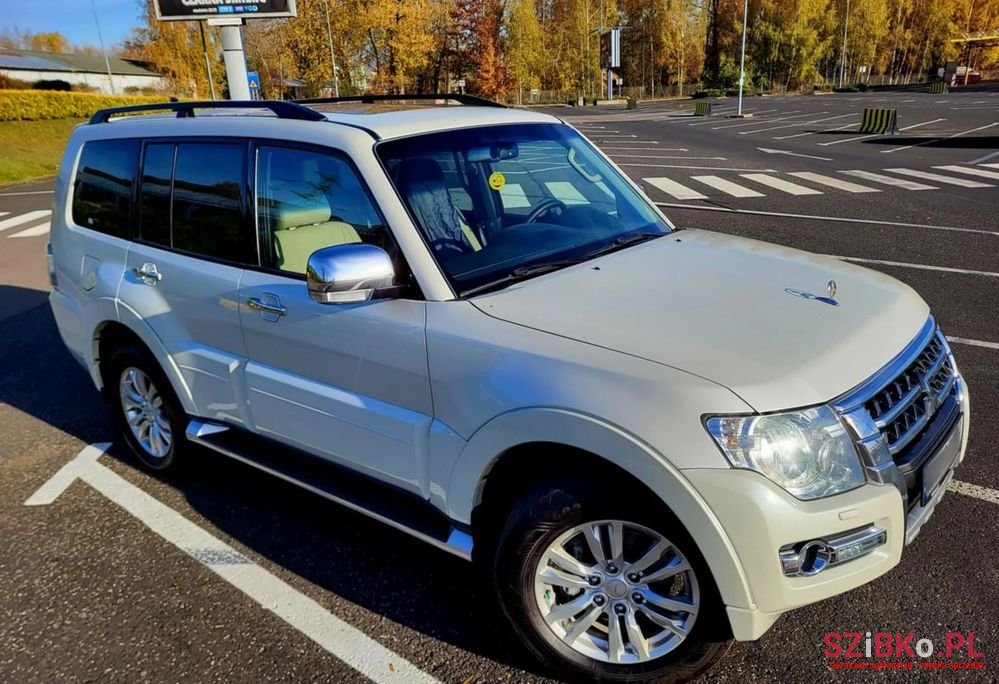 2016' Mitsubishi Pajero photo #2