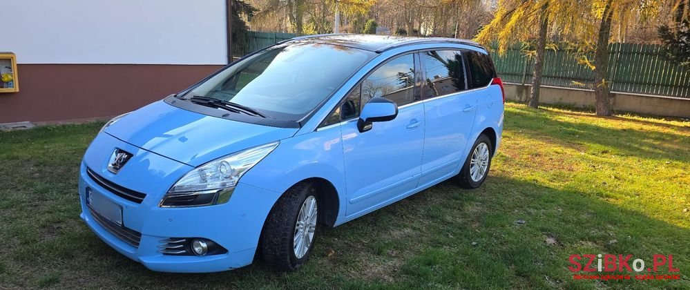 2011' Peugeot 5008 photo #2