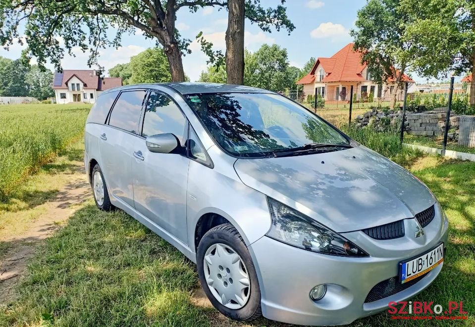 2006' Mitsubishi Grandis photo #2