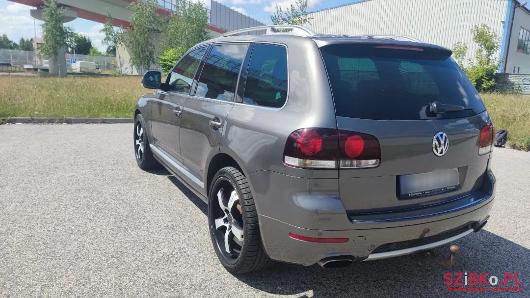 2009' Volkswagen Touareg photo #3