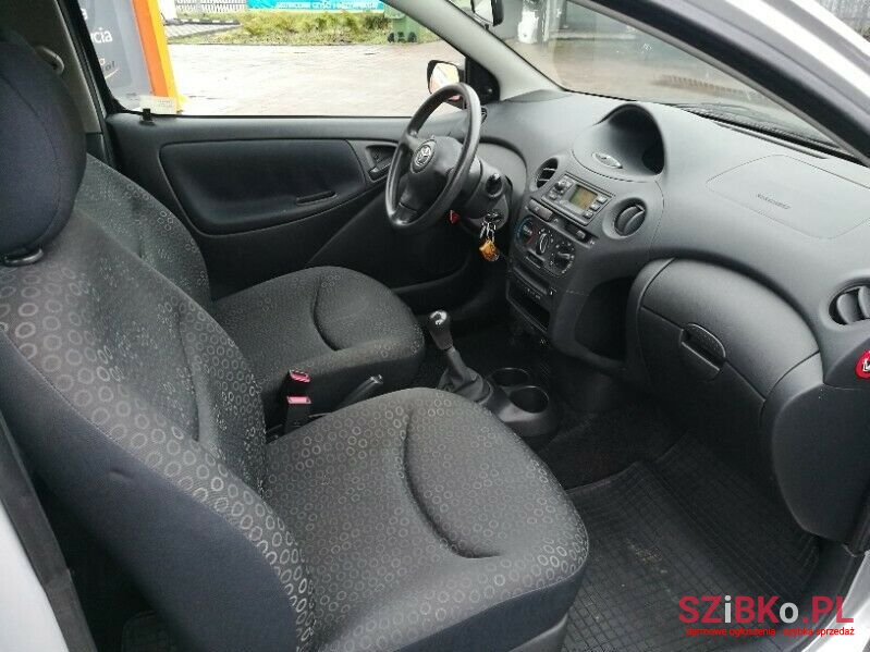 2004' Toyota Yaris photo #3