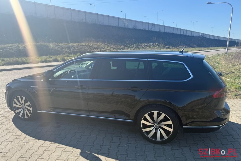 2015' Volkswagen Passat photo #6