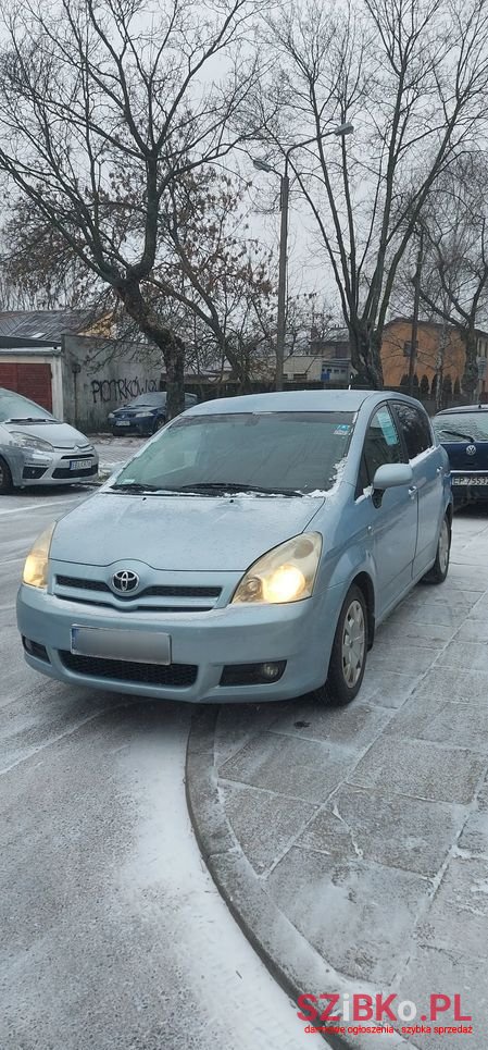 2004' Toyota Corolla Verso photo #1