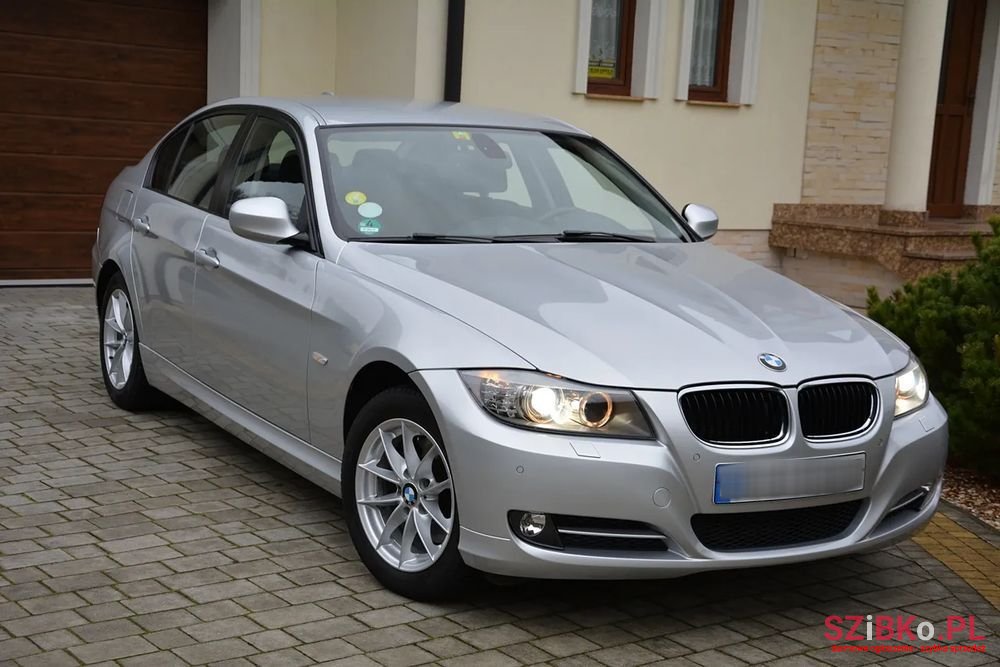 2010' BMW 3 Series 320D photo #6