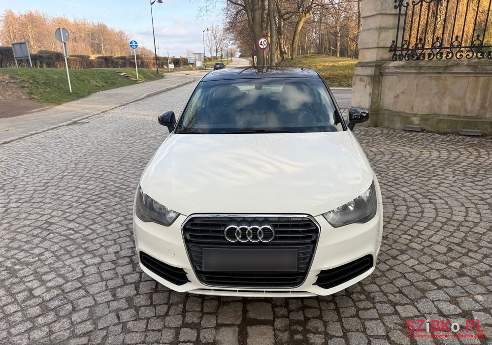 2011' Audi A1 1.6 Tdi Ambition photo #3