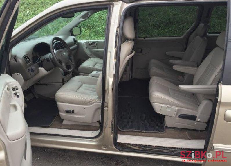 2005' Chrysler Town&Country photo #1