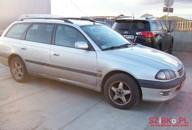 1999' Toyota Avensis photo #1