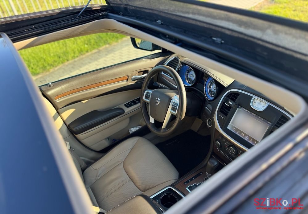 2011' Lancia Thema photo #5