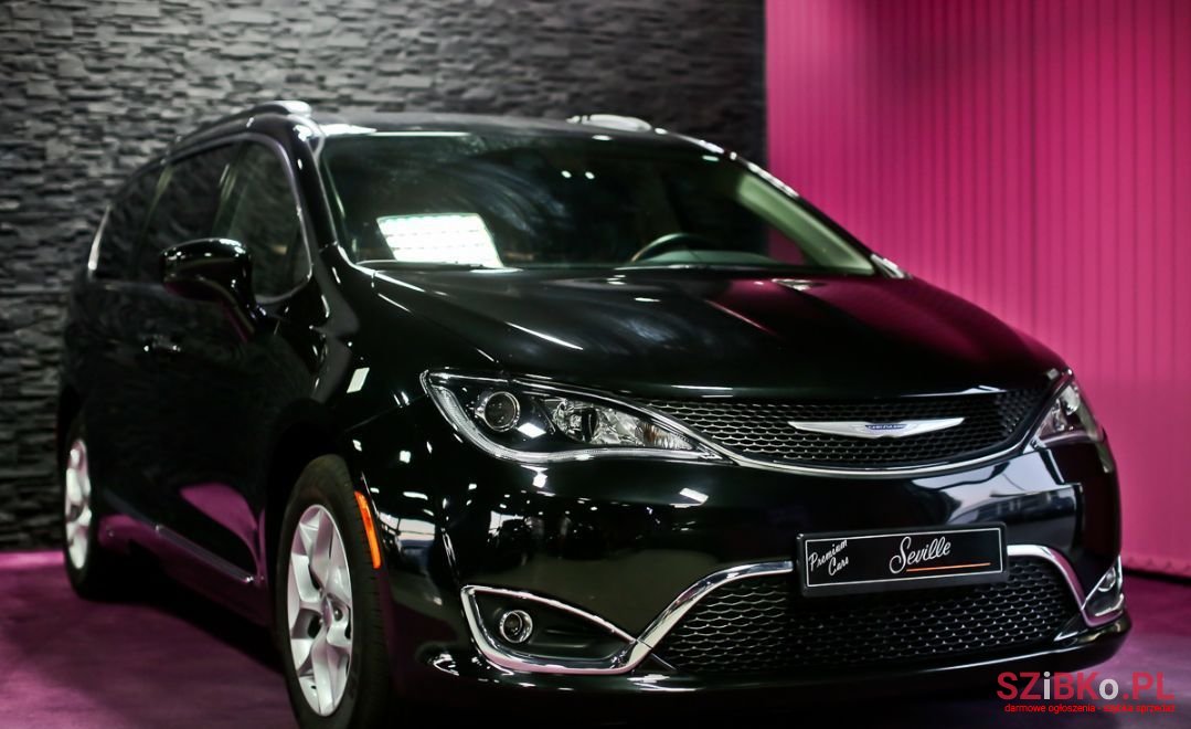 2017' Chrysler Pacifica photo #2