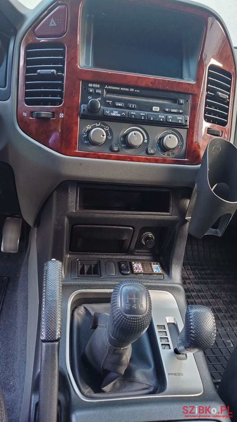 2004' Mitsubishi Pajero photo #5