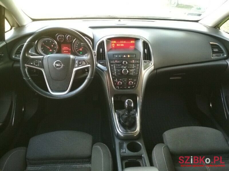 2011' Opel Astra photo #2