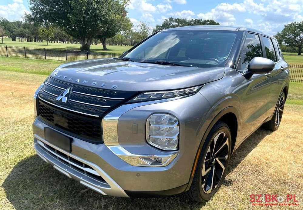 2022' Mitsubishi Outlander photo #2