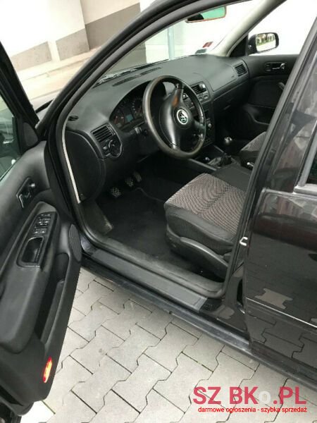 2003' Volkswagen Golf photo #5