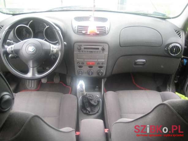 2001' Alfa Romeo 147 photo #3
