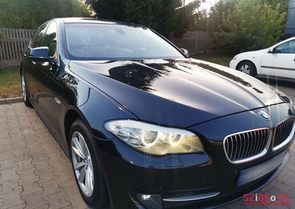 2011' BMW 5 Series photo #1