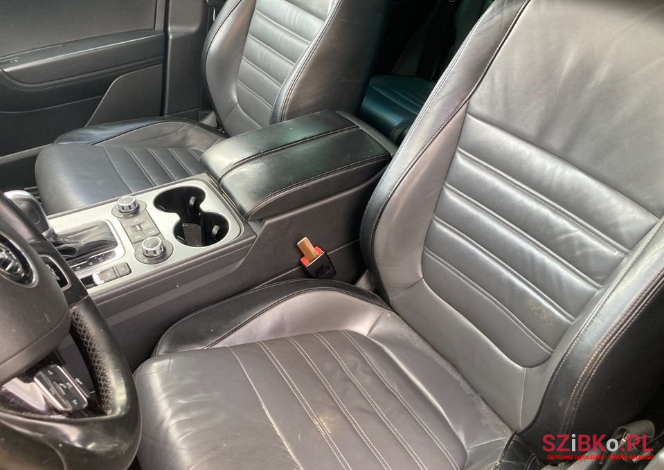 2013' Volkswagen Touareg photo #5