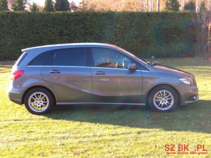 2012' Mercedes-Benz B180 W246 photo #3