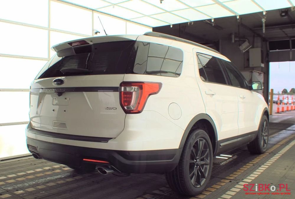 2018' Ford Explorer photo #5