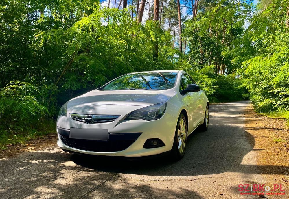 2013' Opel Astra photo #2