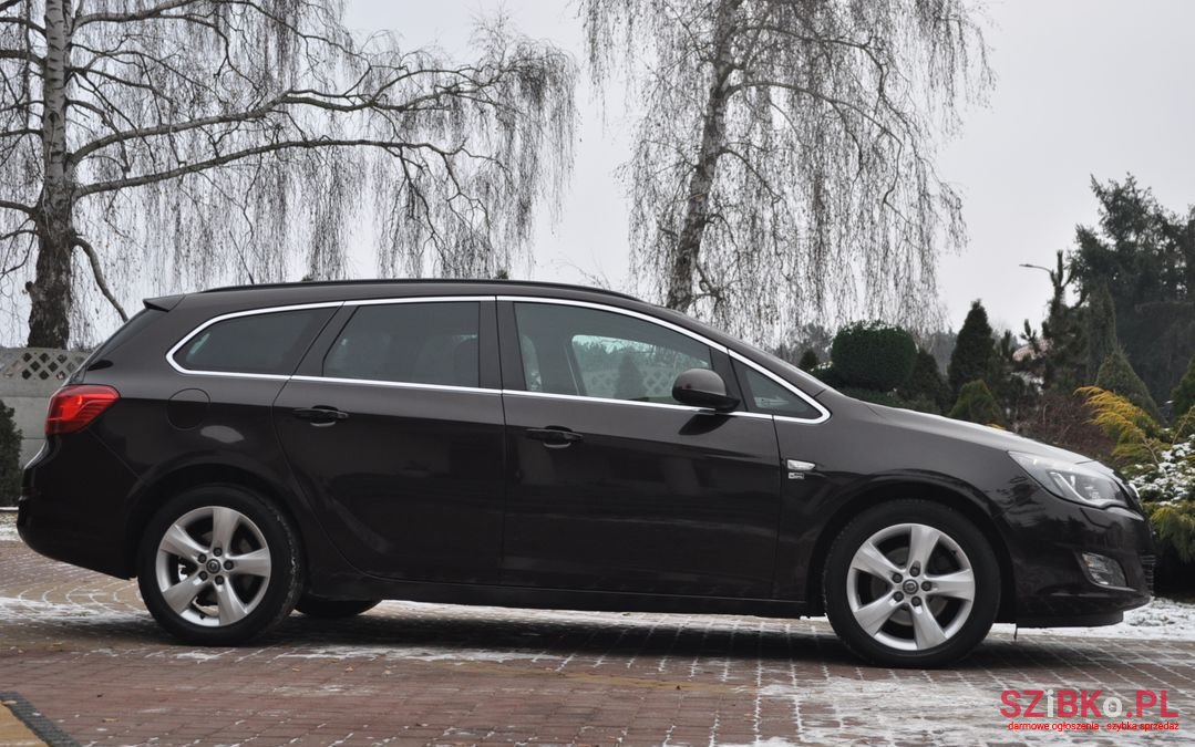 2012' Opel Astra photo #5