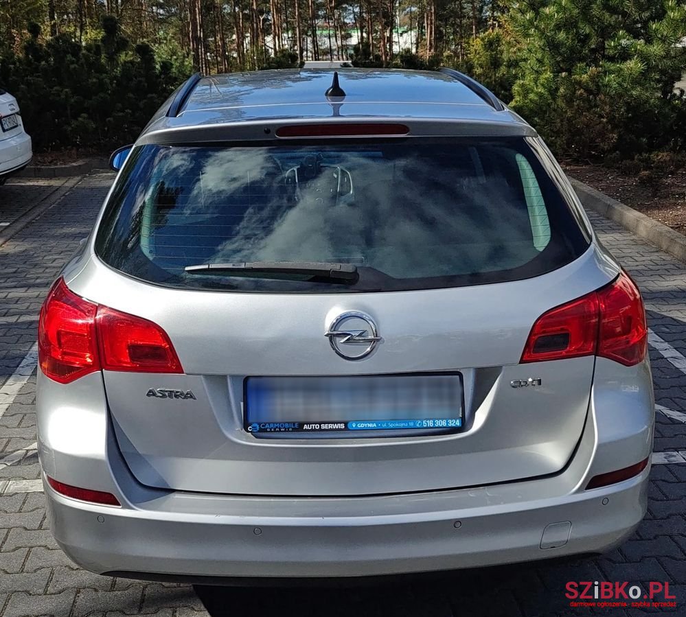 2012' Opel Astra photo #6