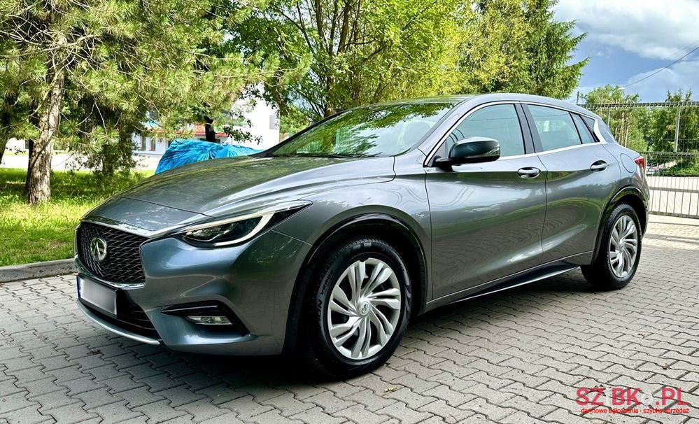 2016' Infiniti Q30 photo #1