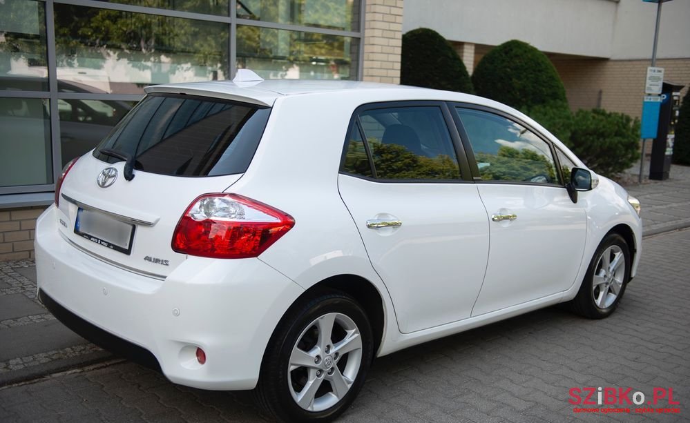 2011' Toyota Auris photo #5
