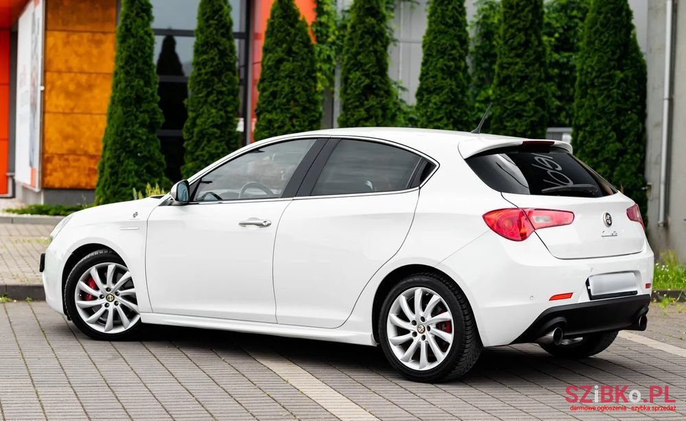 2012' Alfa Romeo Giulietta photo #6