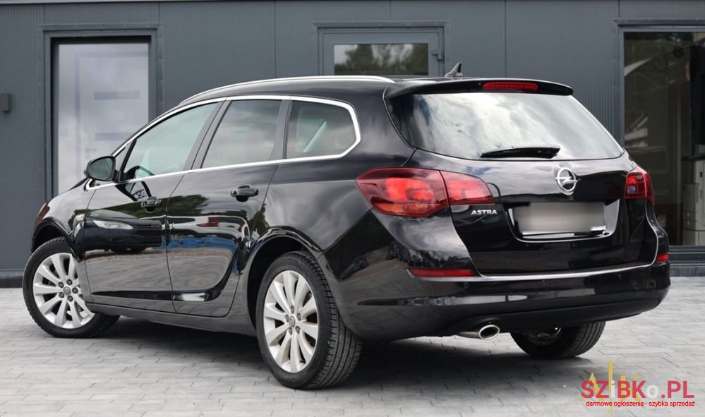 2011' Opel Astra photo #4