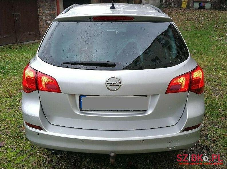 2011' Opel Astra photo #3