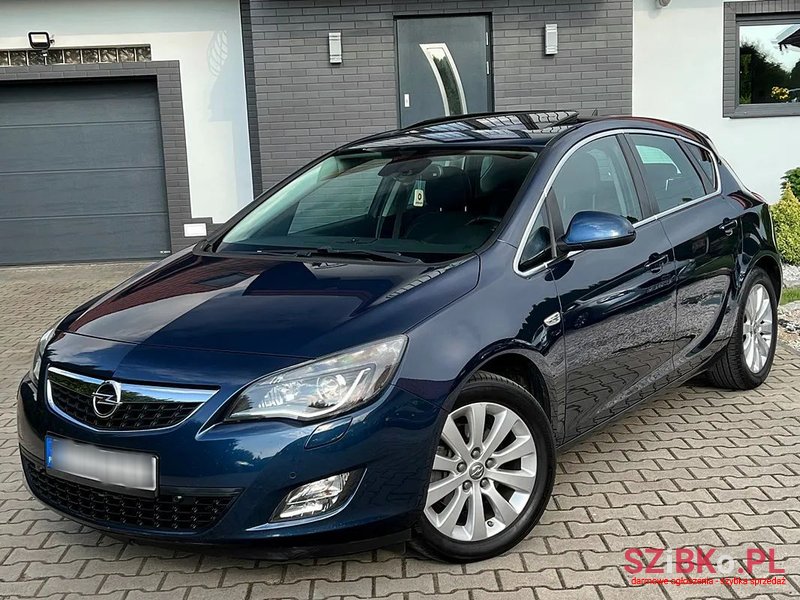 2010' Opel Astra photo #1