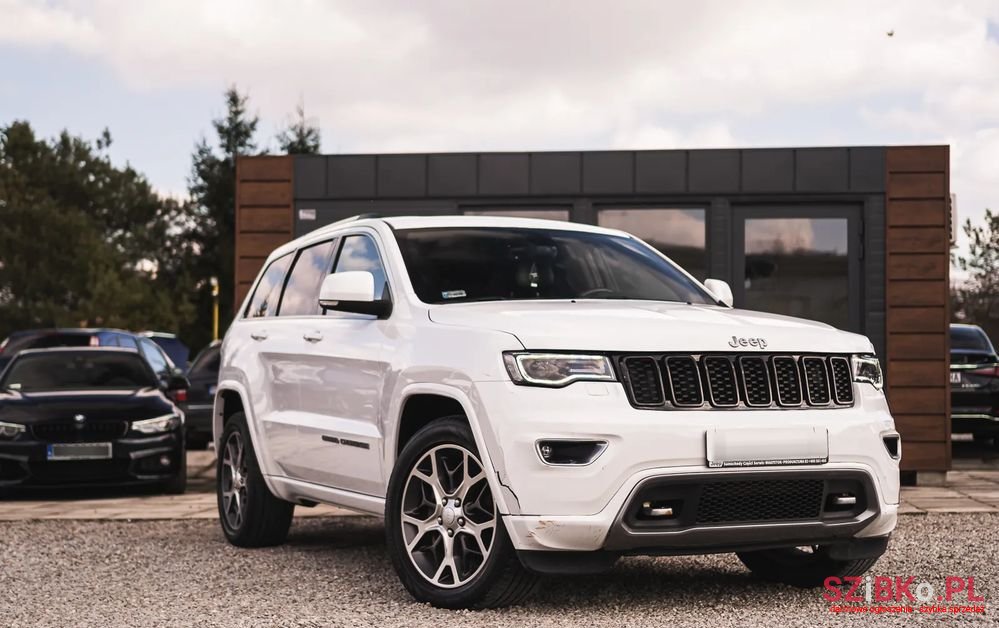 2017' Jeep Grand Cherokee photo #1