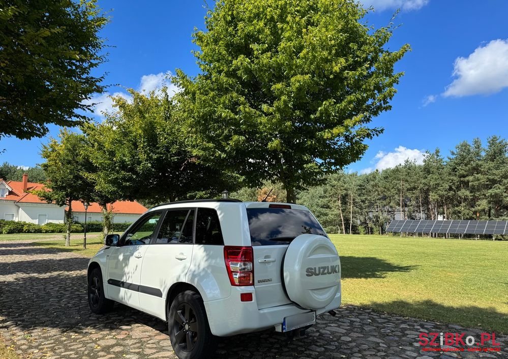 2010' Suzuki Grand Vitara photo #2