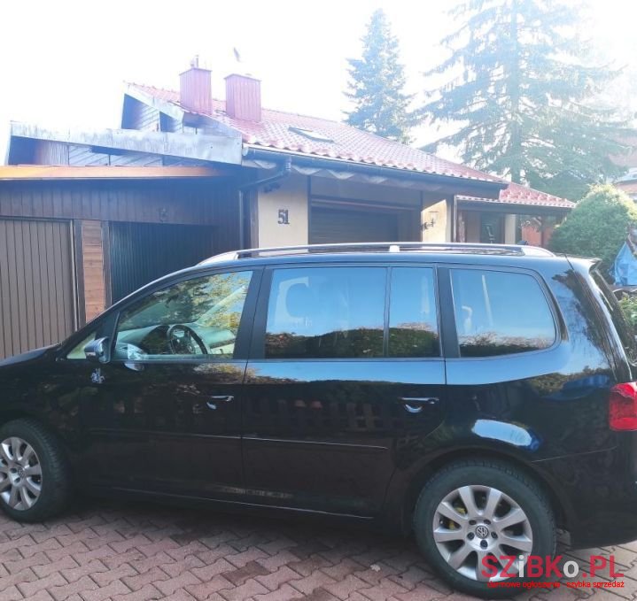 2011' Volkswagen Touran photo #2