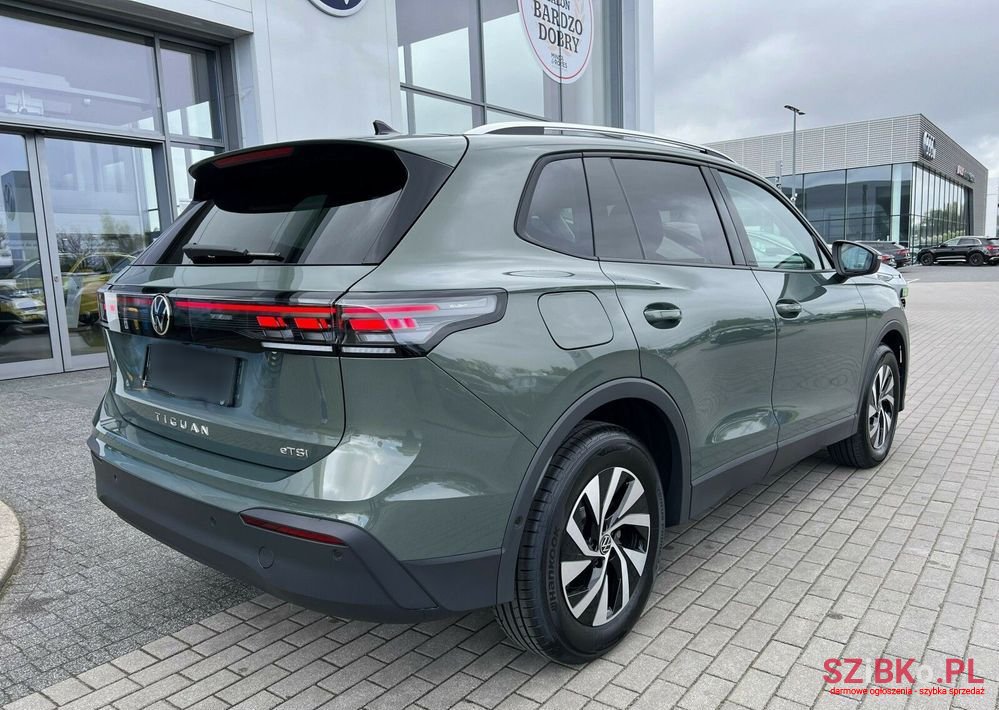 2024' Volkswagen Tiguan photo #4