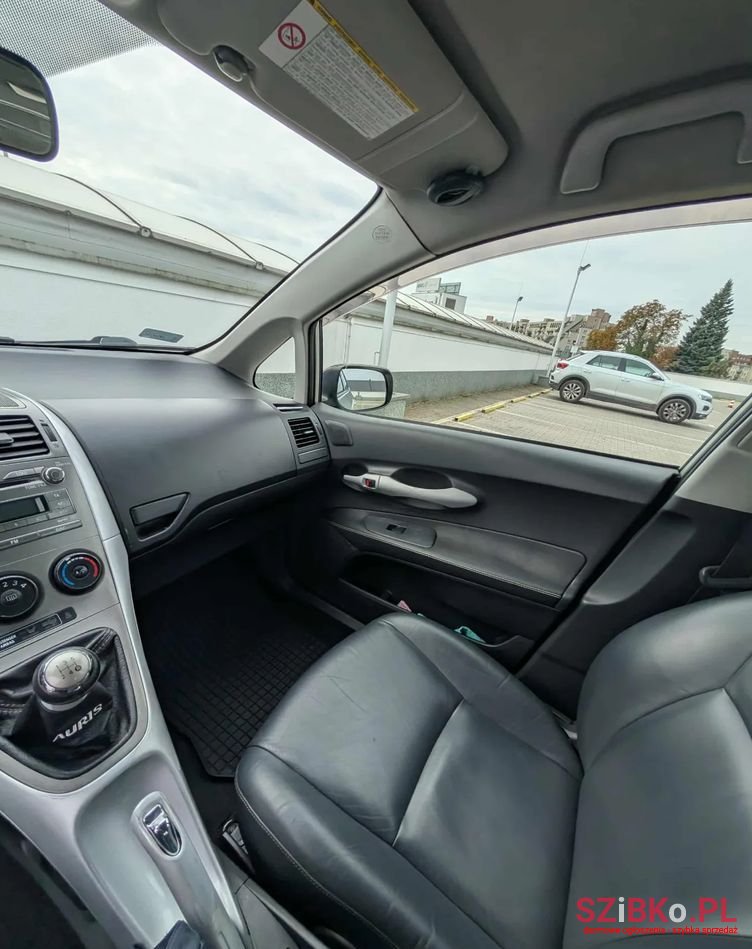 2007' Toyota Auris photo #6