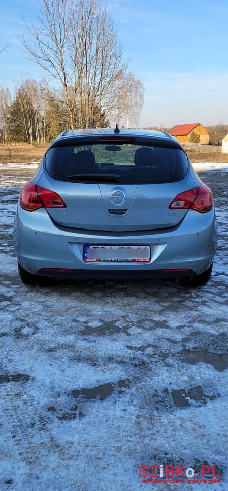 2012' Opel Astra photo #6