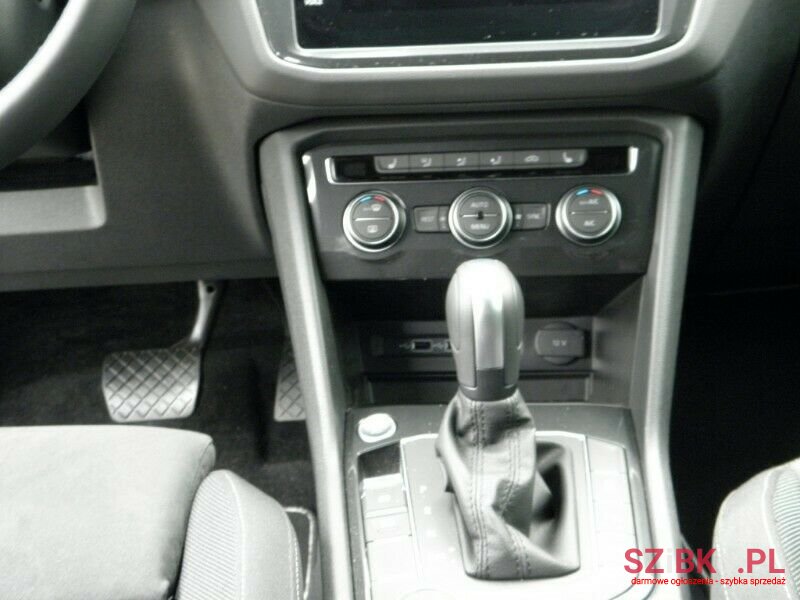 2020' Volkswagen Tiguan photo #4