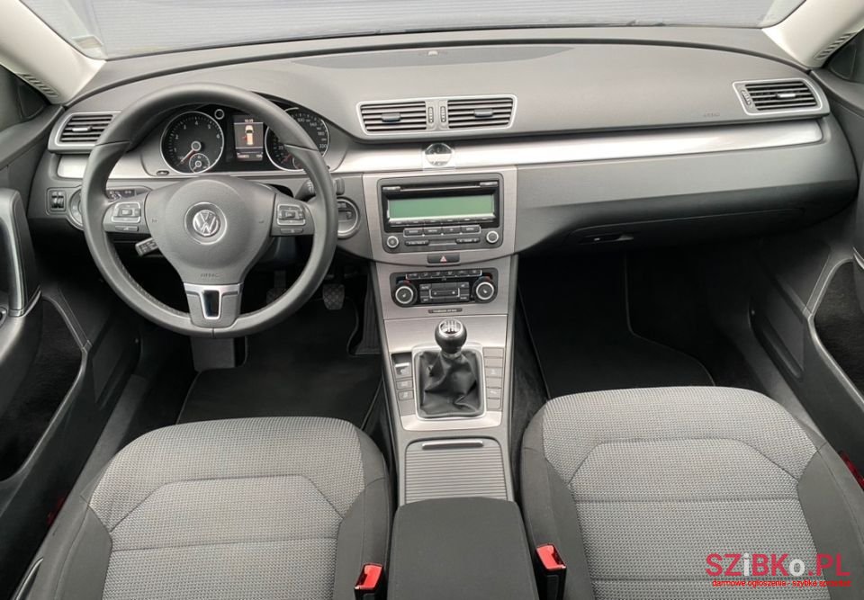 2011' Volkswagen Passat photo #6