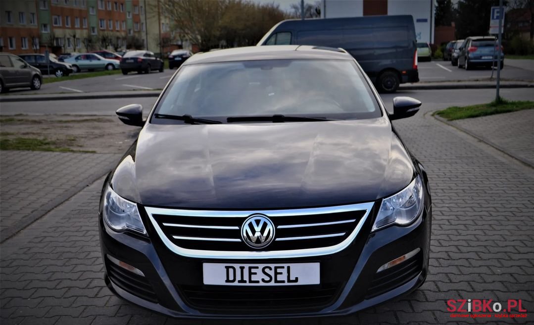 2010' Volkswagen Passat photo #1