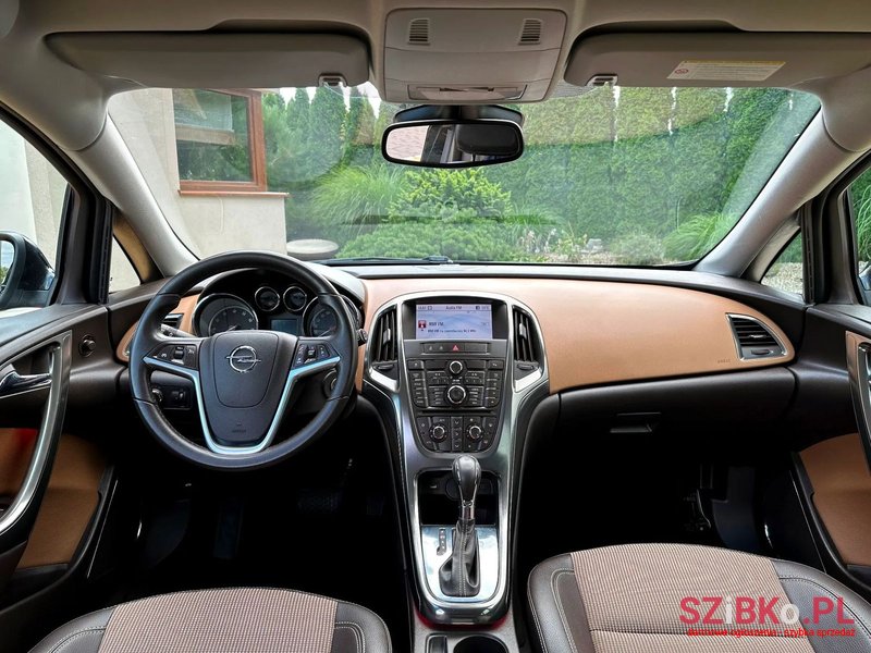 2012' Opel Astra photo #3