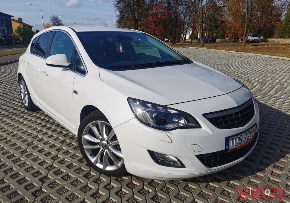 2011' Opel Astra photo #1