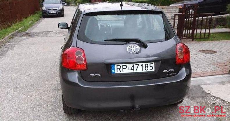 2007' Toyota Auris photo #2