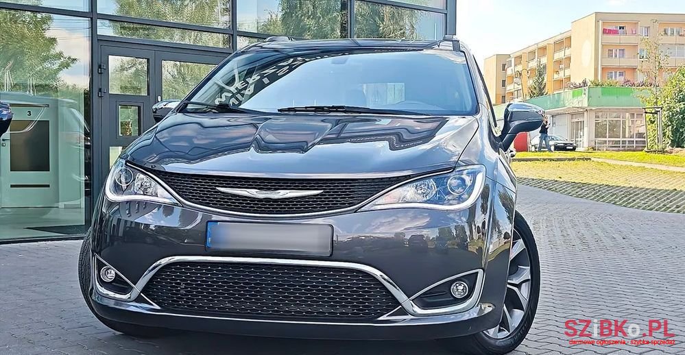 2017' Chrysler Pacifica photo #5