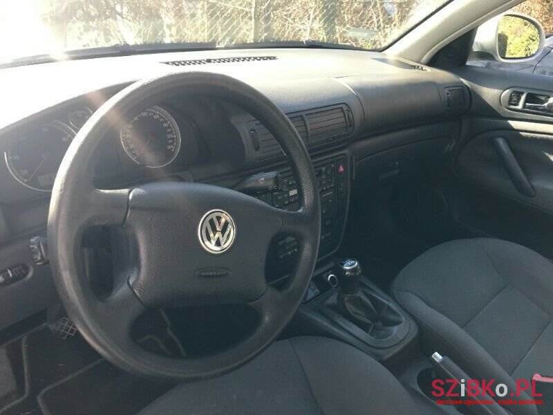 2004' Volkswagen Passat photo #6